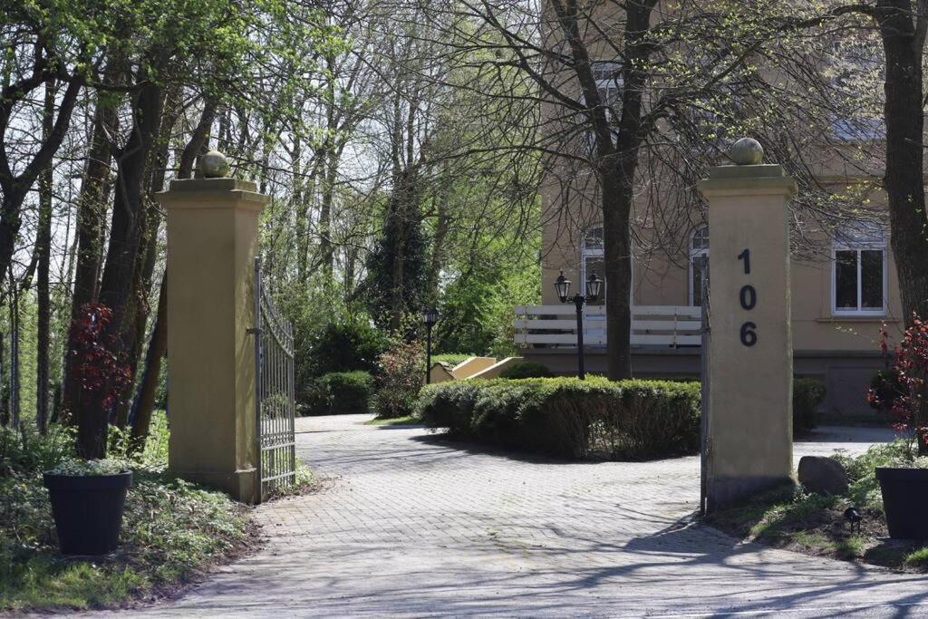 Emily'S Deichbude In Einer Historischen Villa In Dornumersiel Exteriör bild